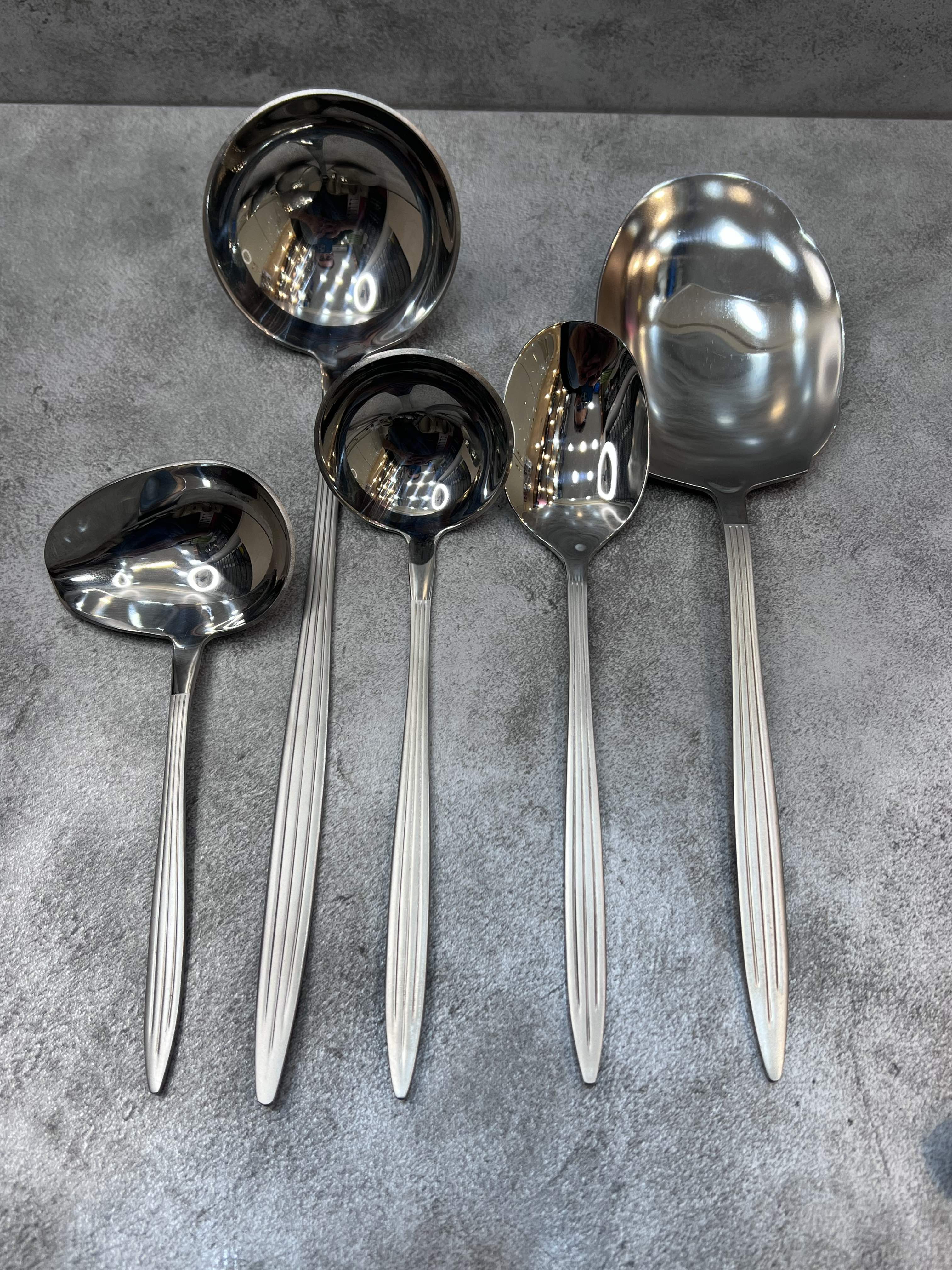 سرویس ۱۵۵ عددی قاشق و چنگال طرح لیلی مات برند کایند ۳۰ نفره ضخامت ۴ میل استیل ضد زنگ